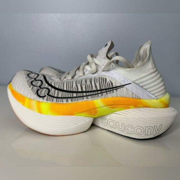 SAUC ENDORPHIN ELITE 2 CARBON PLATED RACING SHOES SIZE MENS 6.5 / WOMENS 8